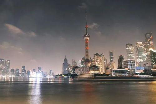 最近上海外滩有1亿人 有人半夜12点错峰看夜景, 拍到四件套才算没白来